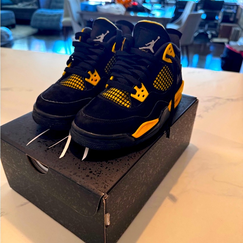 Jordan 4 thunders size 4